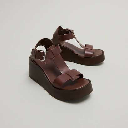 Sandales compens&eacute;es &agrave; boucles ajustables in dark brown leather | estelle