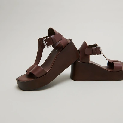 Sandales compens&eacute;es &agrave; boucles ajustables in dark brown leather | estelle