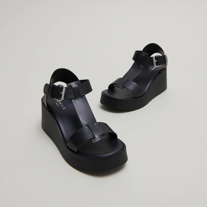 Sandales compens&eacute;es &agrave; boucles ajustables in black leather | estelle