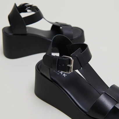 Sandales compens&eacute;es &agrave; boucles ajustables in black leather | estelle