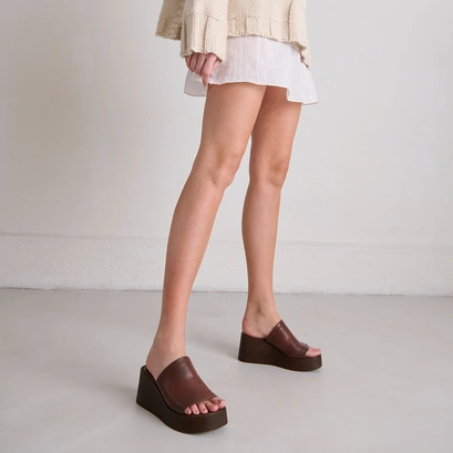Mules compens&eacute;es in dark brown leather | eugene