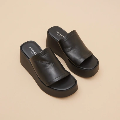 Mules compens&eacute;es in black leather | eugene