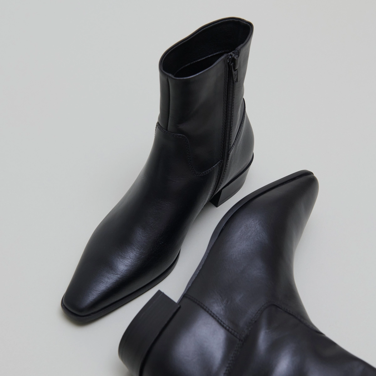 Boots à bouts pointus in black leather | PACHA