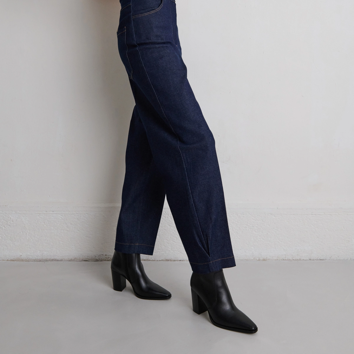 Bottines à bouts pointus in black leather | PAM