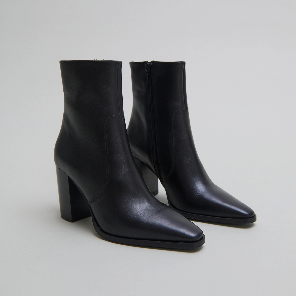 Bottines à bouts pointus in black leather | PAM