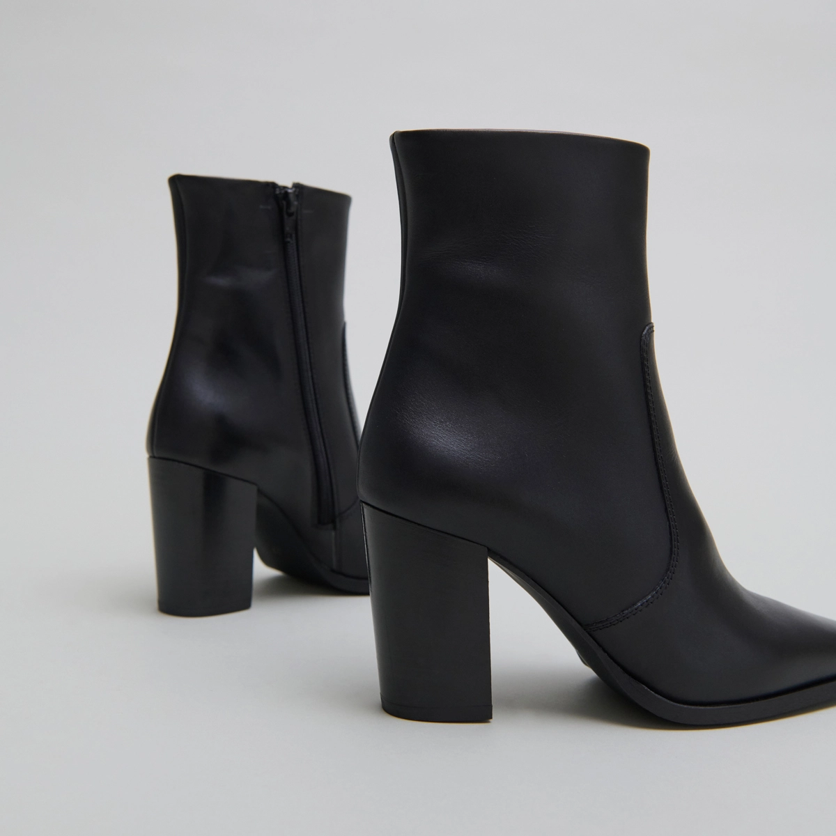 Bottines à bouts pointus in black leather | PAM