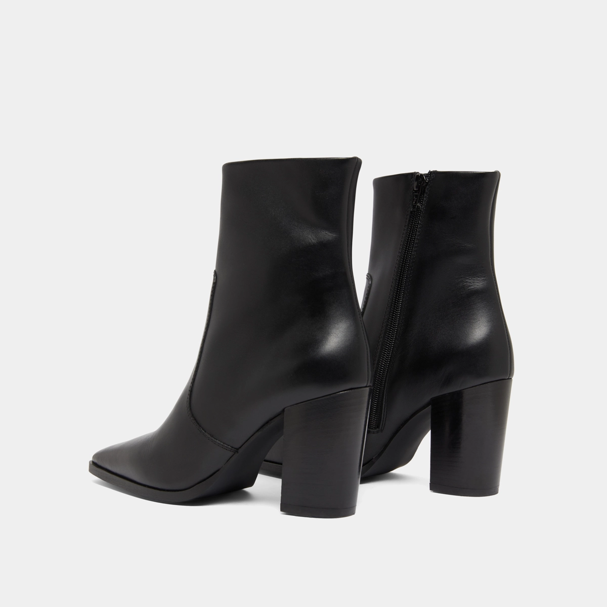 Bottines à bouts pointus in black leather | PAM