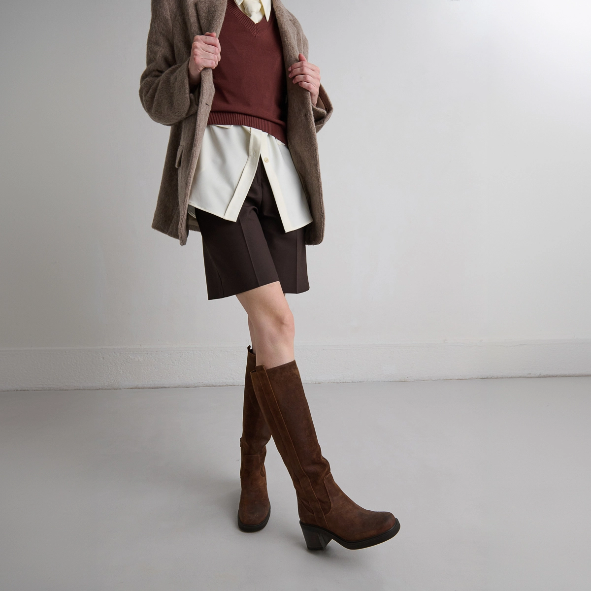 Bottes à bouts carrés et élastiques in tabac laminated suede | PANACHE