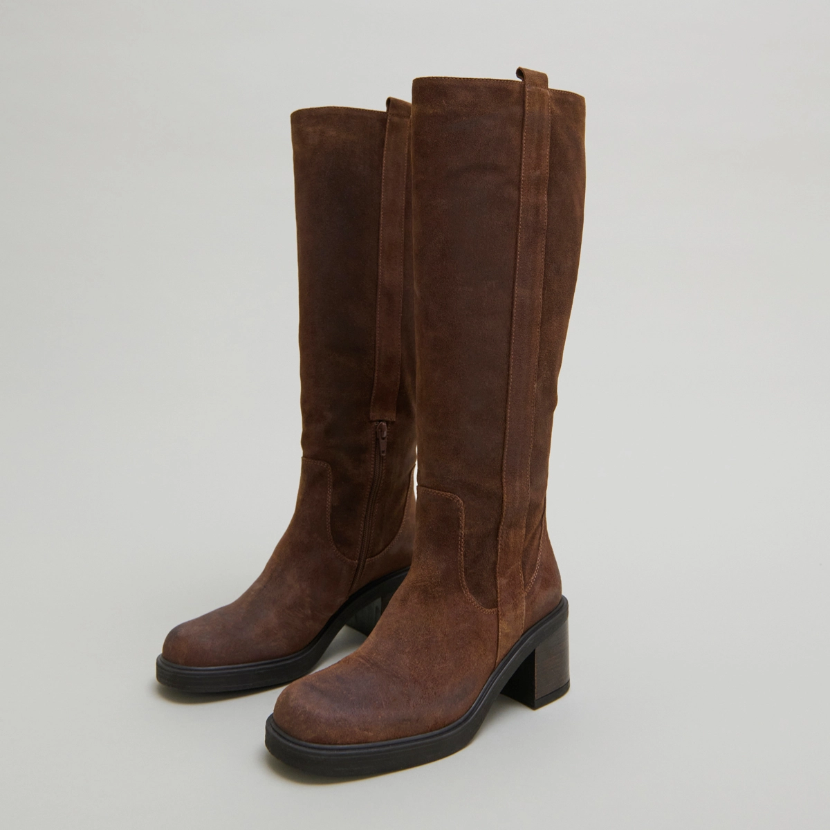 Bottes à bouts carrés et élastiques in tabac laminated suede | PANACHE