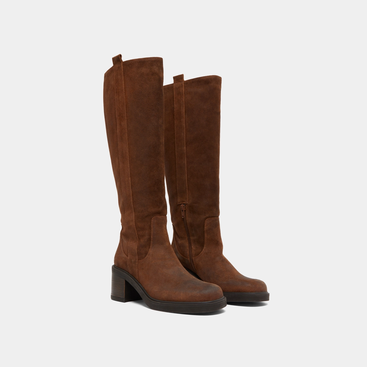 Bottes à bouts carrés et élastiques in tabac laminated suede | PANACHE