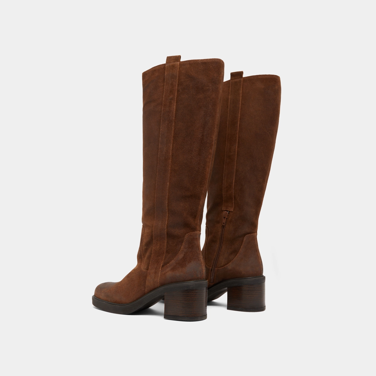 Bottes à bouts carrés et élastiques in tabac laminated suede | PANACHE