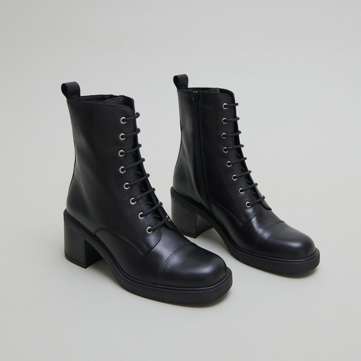 Bottines à lacets et élastiques arrières... in black leather | PANAME