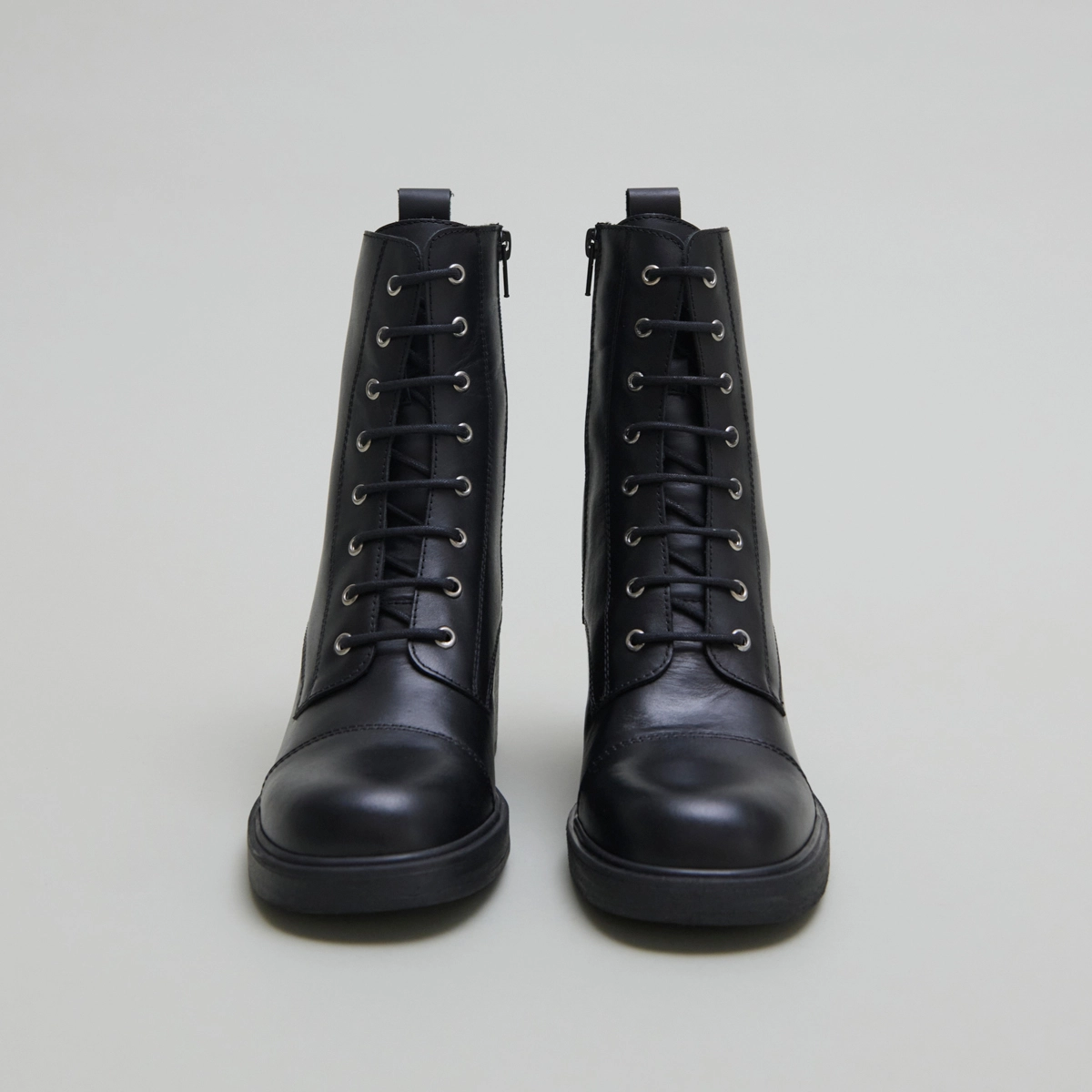 Bottines à lacets et élastiques arrières... in black leather | PANAME