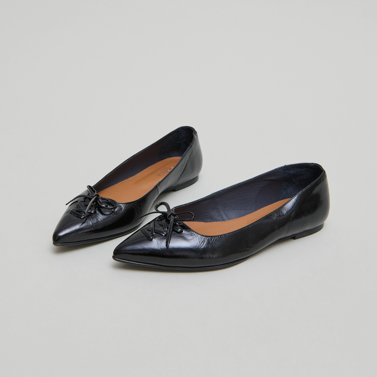 Ballerines lacées à bouts pointus in black shiny leather | DAMY
