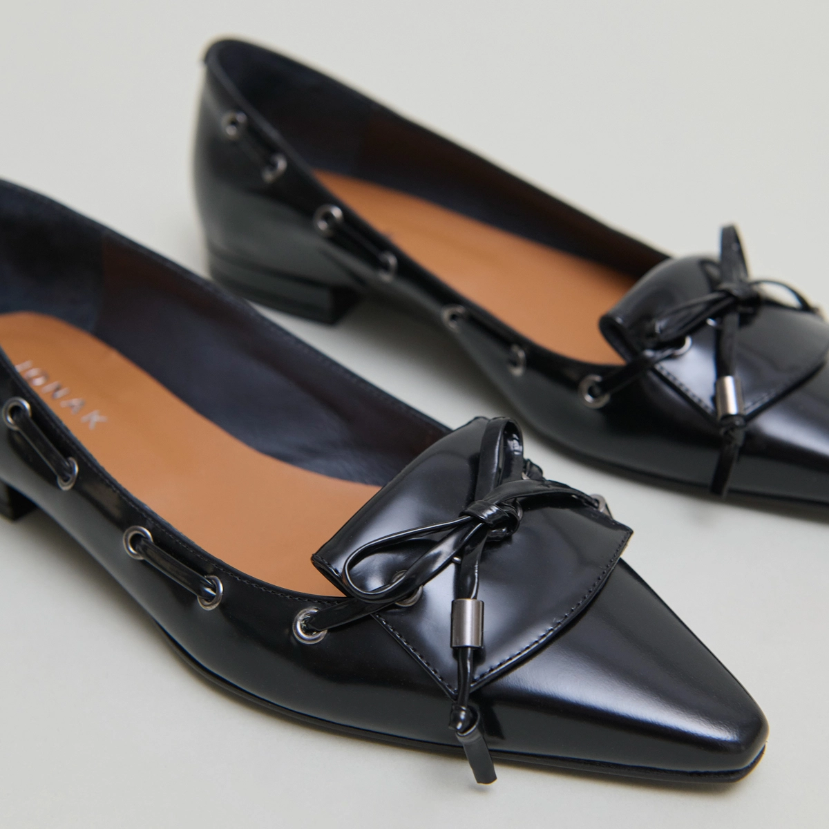Ballerines à lacets in black glazed leather | DYNAMO