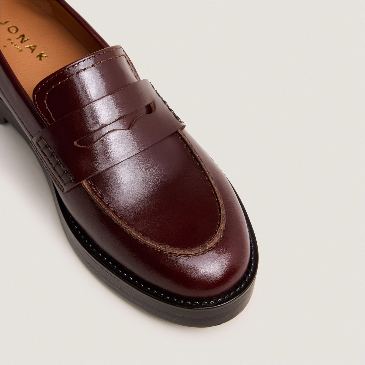 Round-toed loafers in brown leather | MIRNA