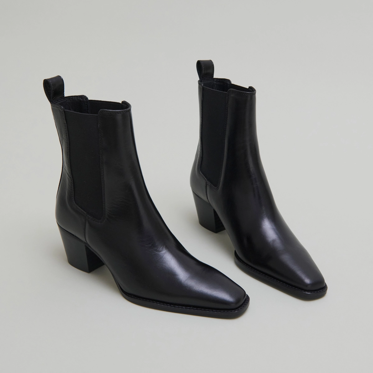 Bottines à talons biseautés et bouts poi... in black leather | BIRKIN