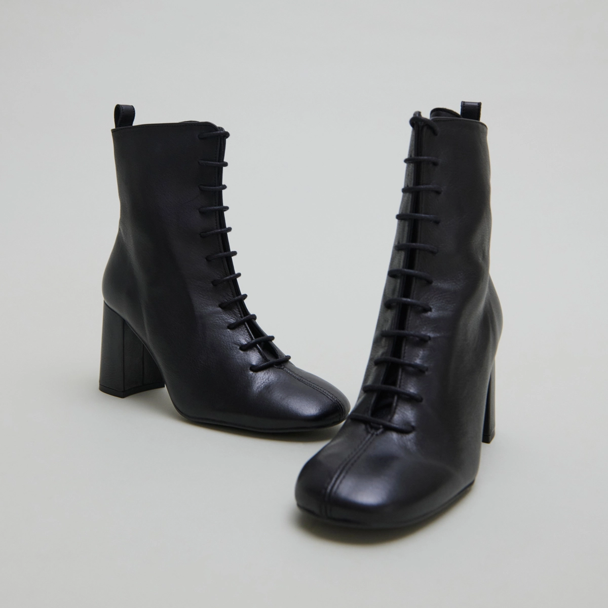 Bottines &agrave; talons et &agrave; lacets in black leather | BOSE