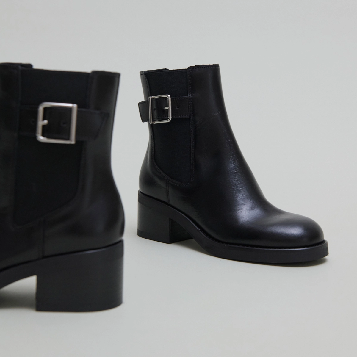 Boots à élastiques et boucles ajustables... in black leather | BOULOU