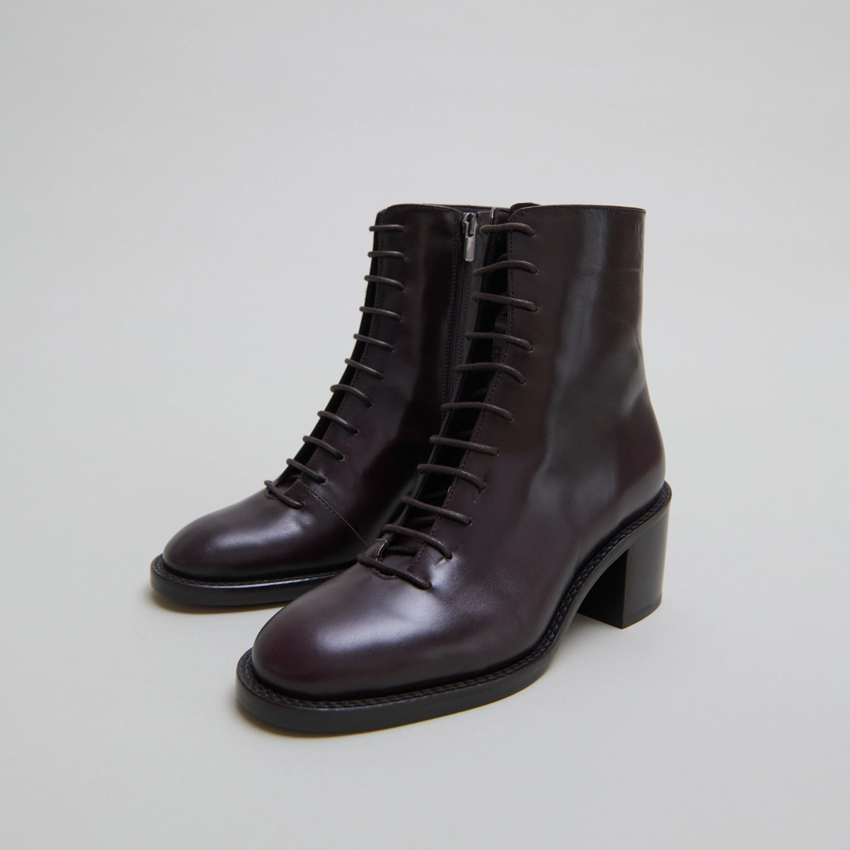 Boots &agrave; lacets et talons d&eacute;bordants in dark brown leather | BRINDILLE