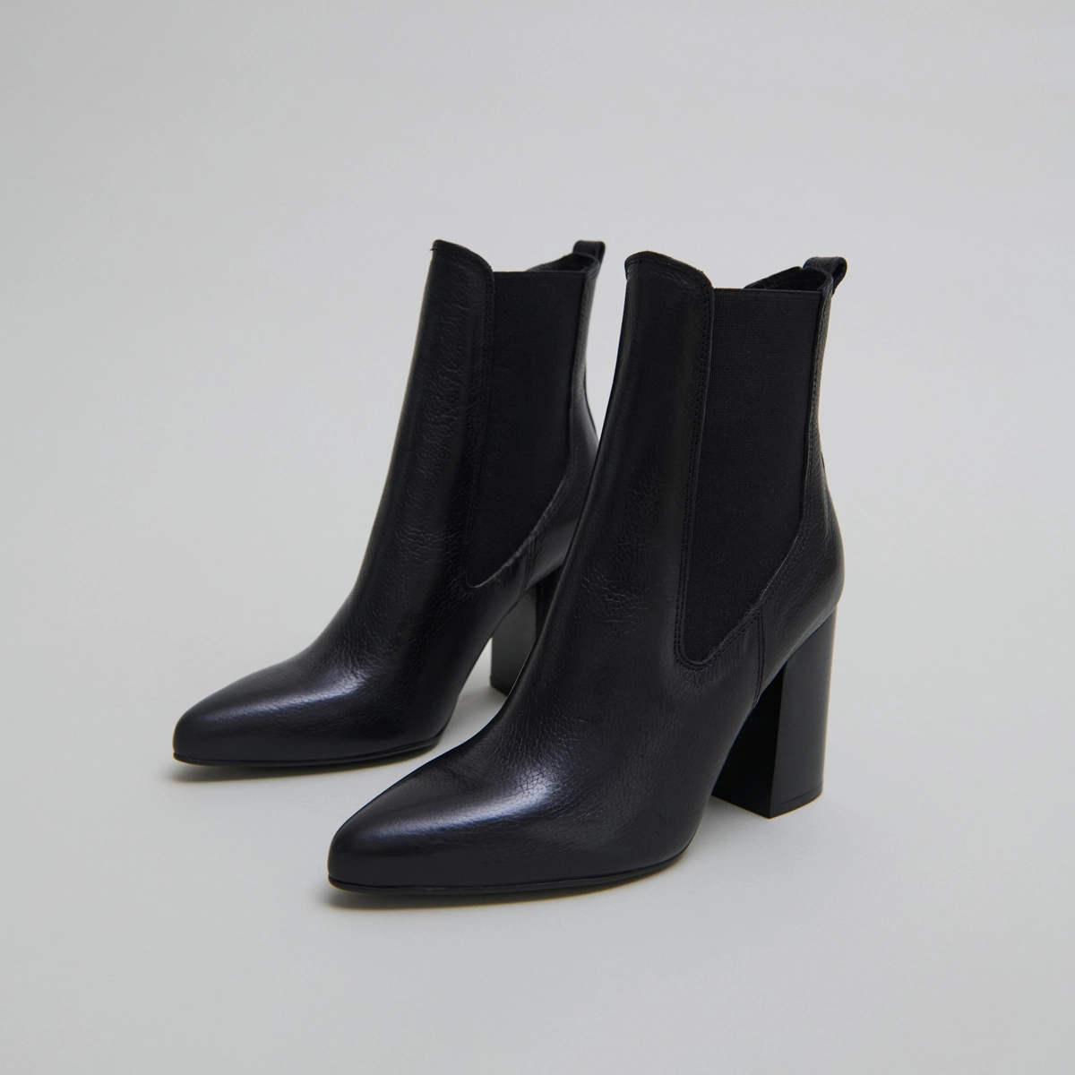 Bottines à talons et bouts pointus in black grained leather | BROOK