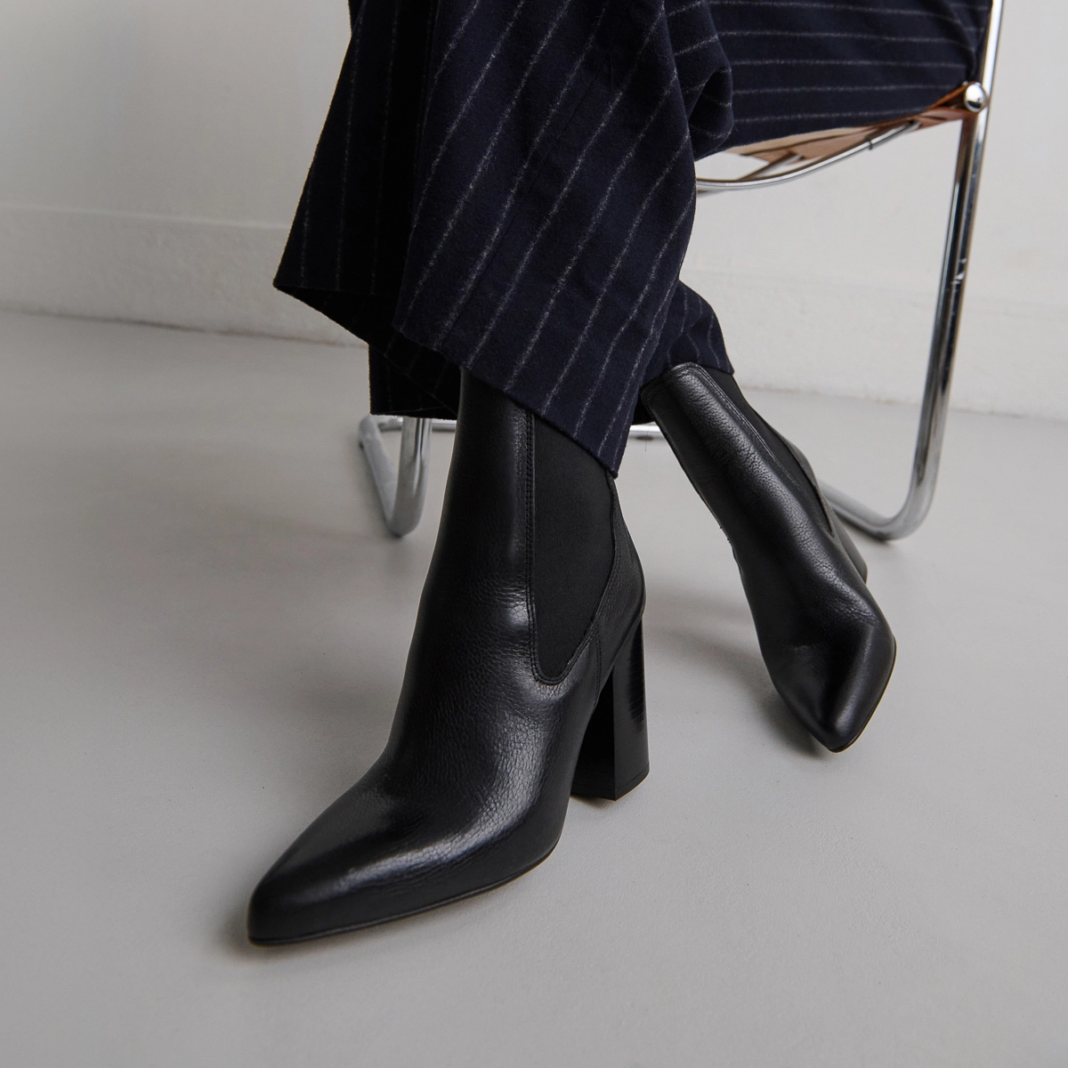 Bottines à talons et bouts pointus in black grained leather | BROOK