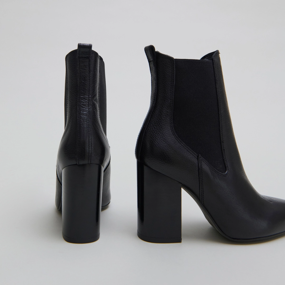 Bottines à talons et bouts pointus in black grained leather | BROOK