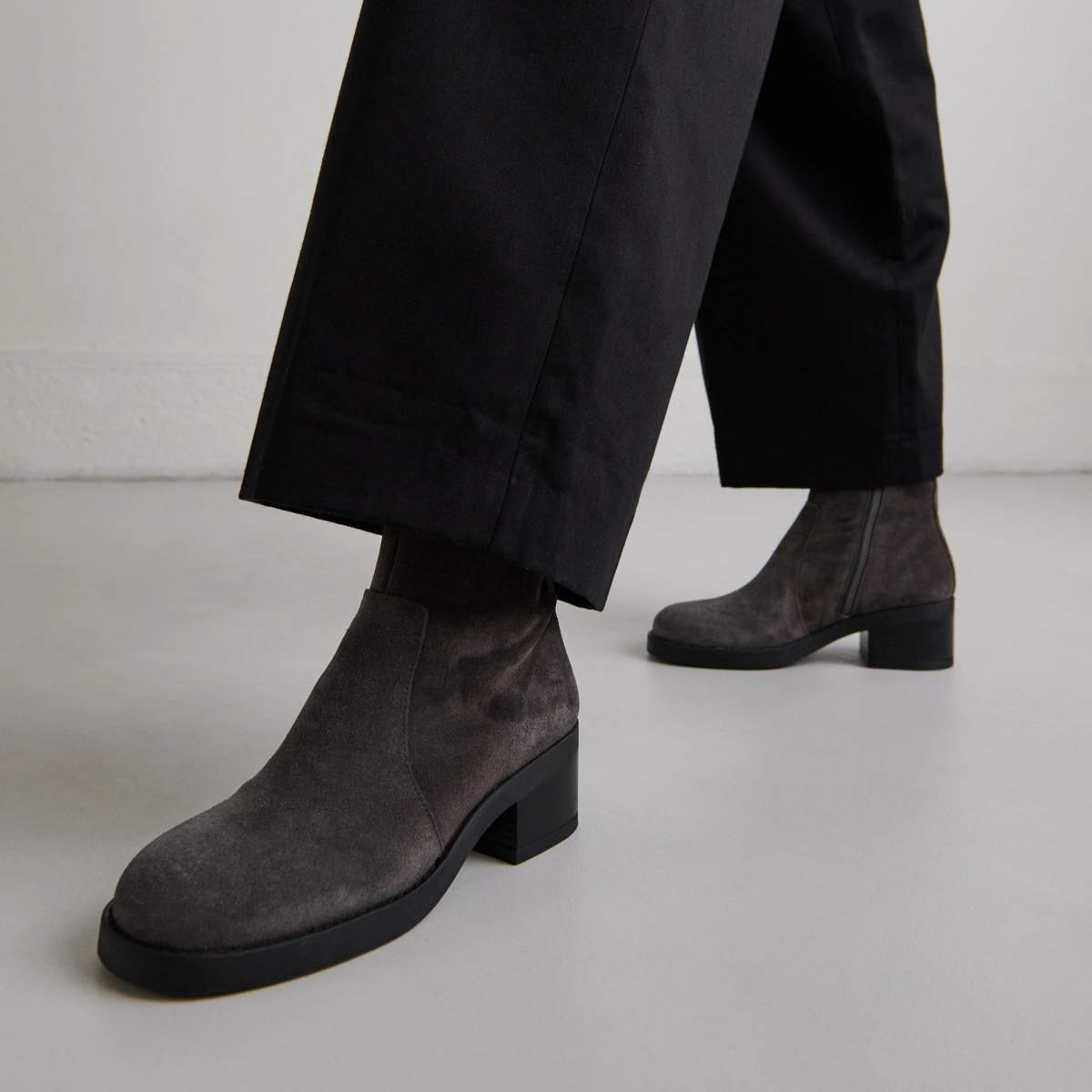 Boots &agrave; talons droits in grey suede | BUENA