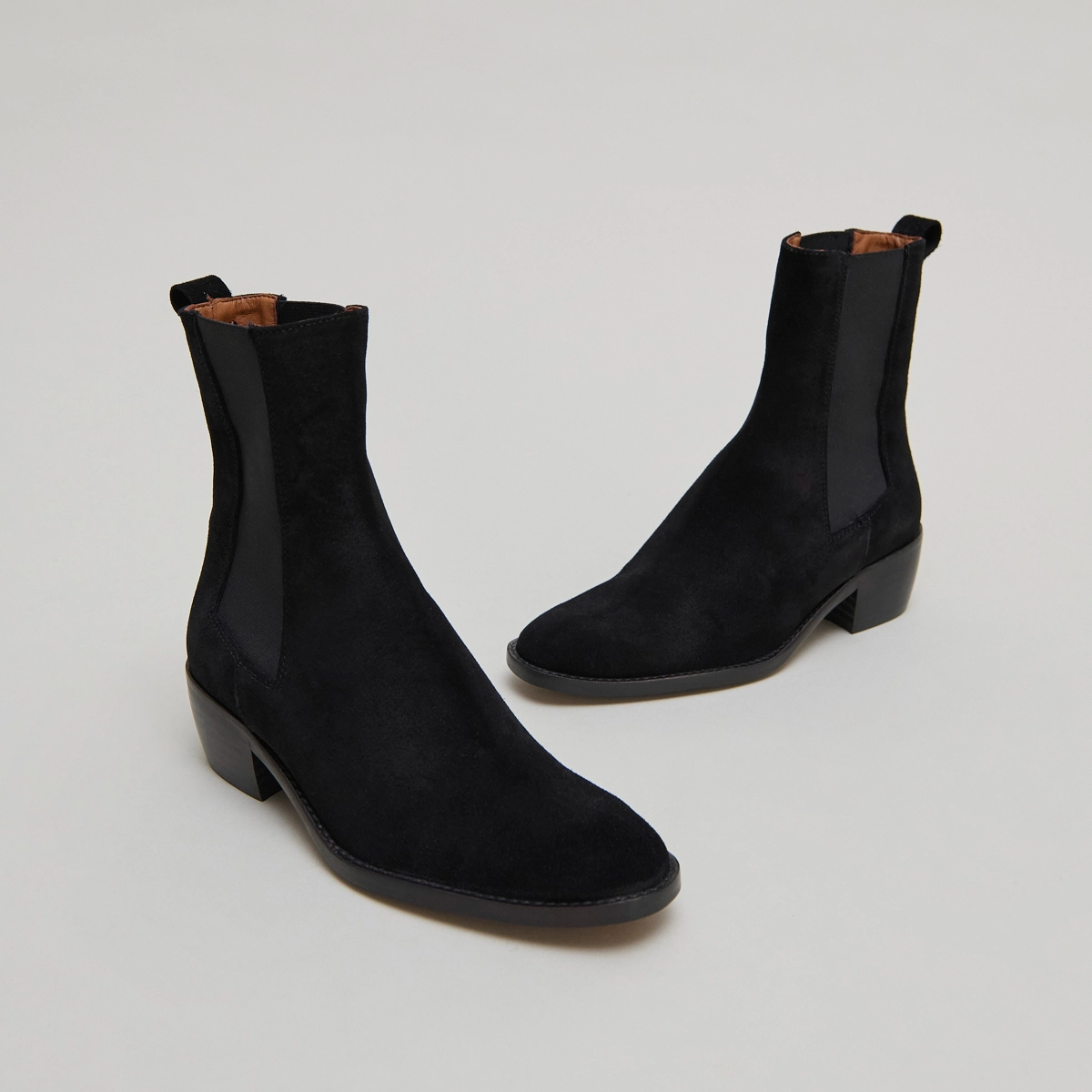 Boots &agrave; &eacute;lastiques in black suede | MAEVA