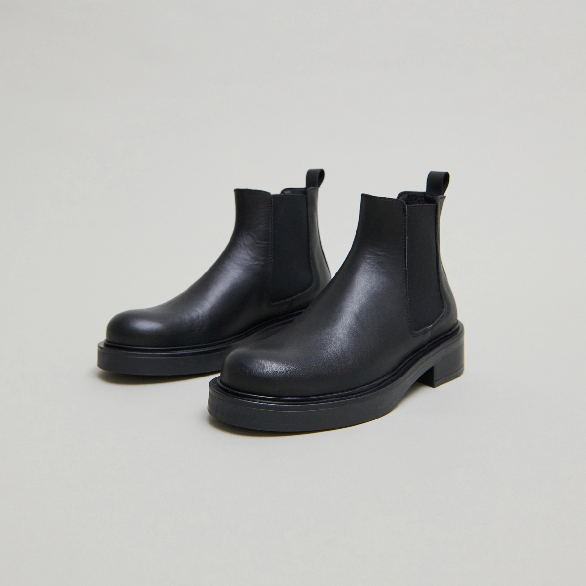 Boots &agrave; &eacute;lastiques in black leather | MELANIE