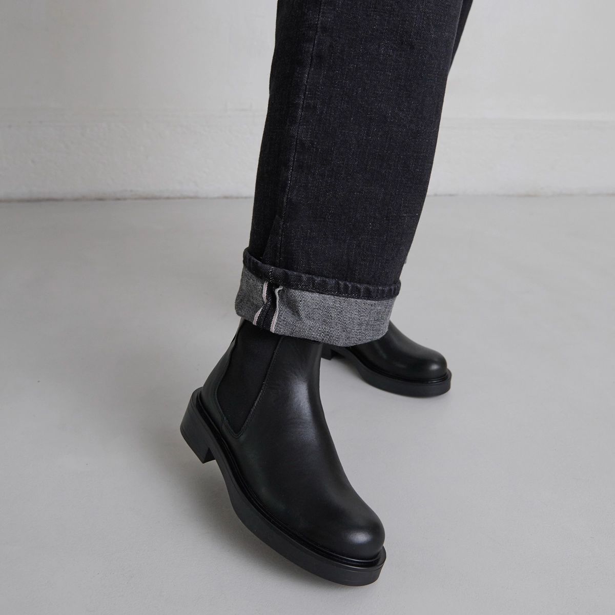 Boots &agrave; &eacute;lastiques in black leather | MELANIE