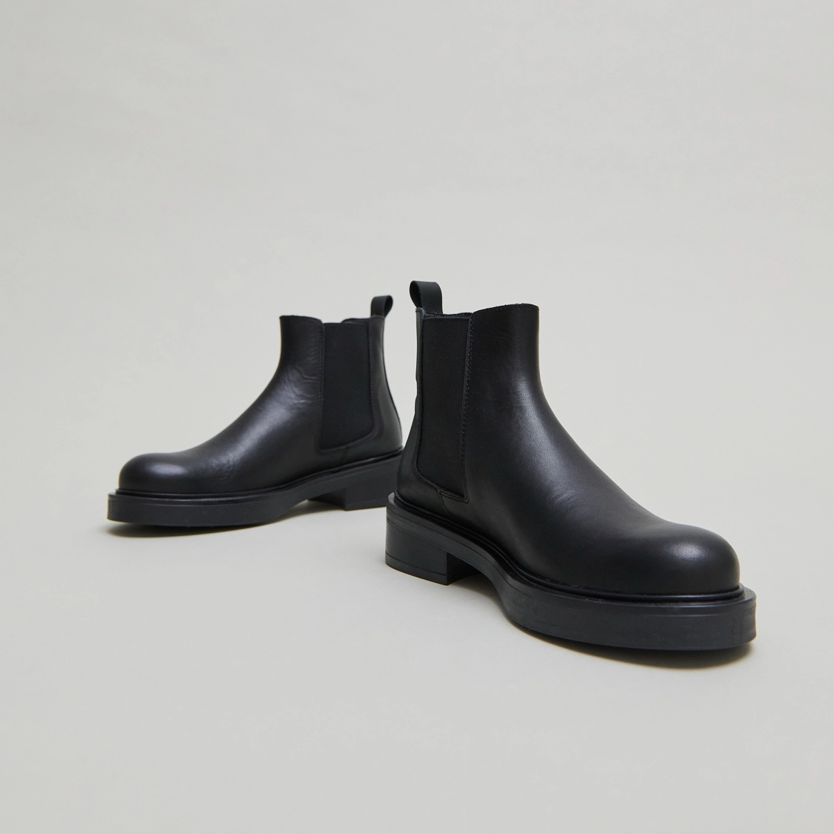Boots &agrave; &eacute;lastiques in black leather | MELANIE