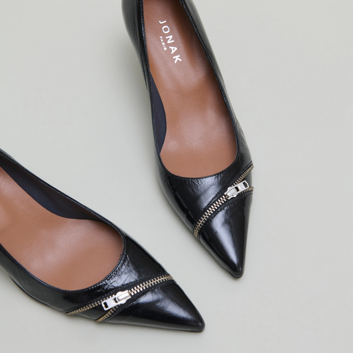 Escarpins &agrave; fermetures &eacute;clairs in black shiny leather | DANIELA