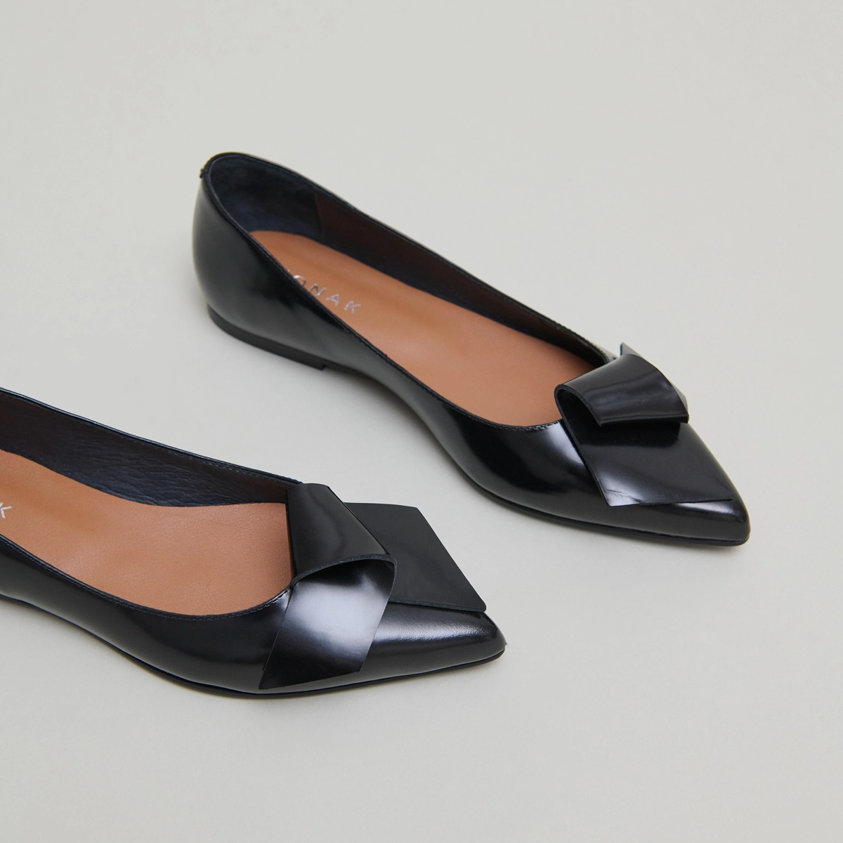Ballerines &agrave; bouts pointus in black glazed leather | DEMO