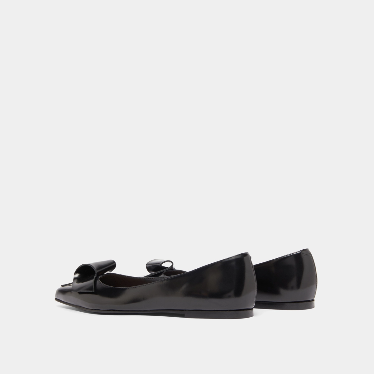 Ballerines &agrave; bouts pointus in black glazed leather | DEMO