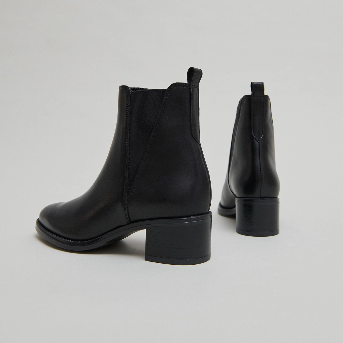 Bottines à élastiques triangulaires in black leather | CHILO