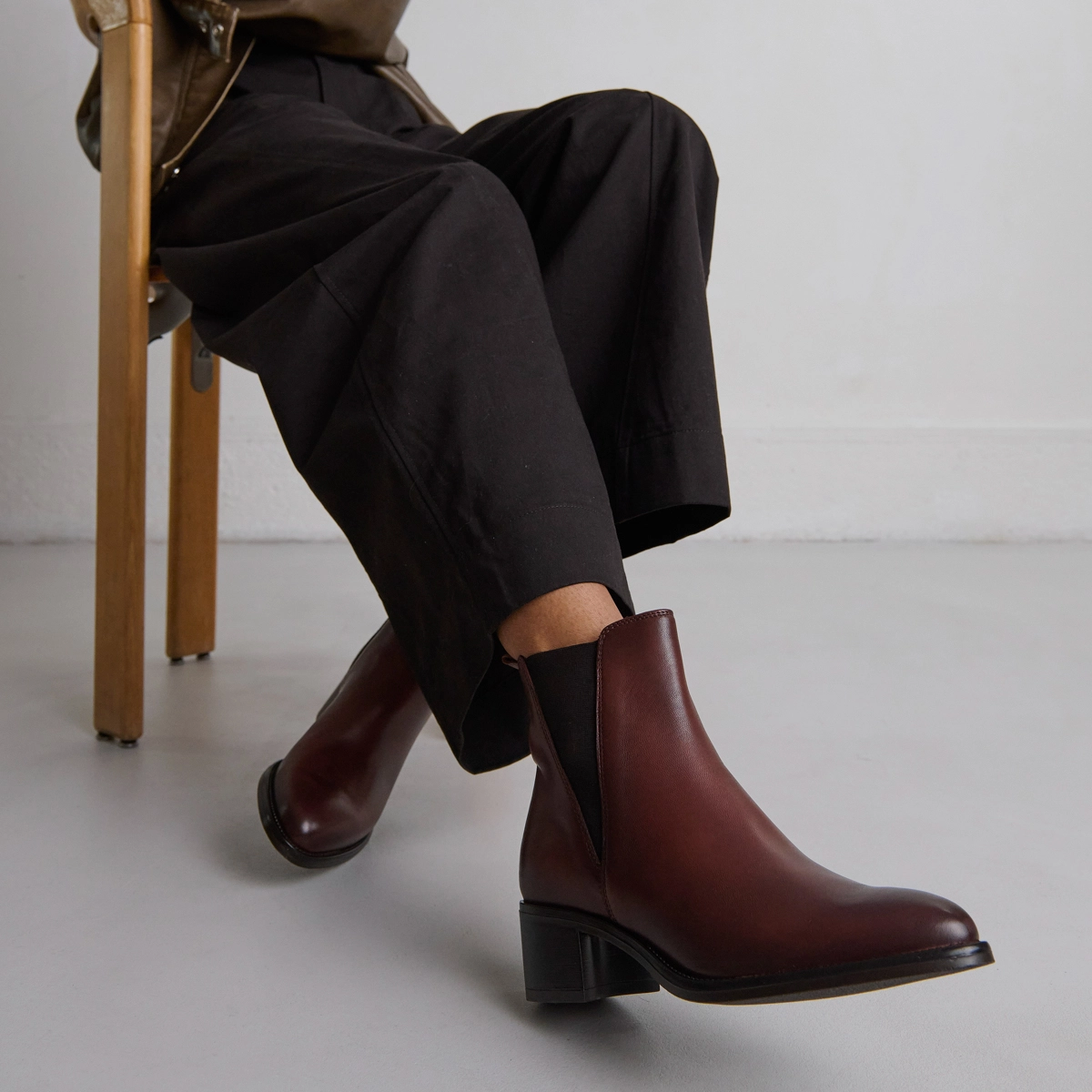 Bottines &agrave; &eacute;lastiques triangulaires in cognac patinated leather | CHILO