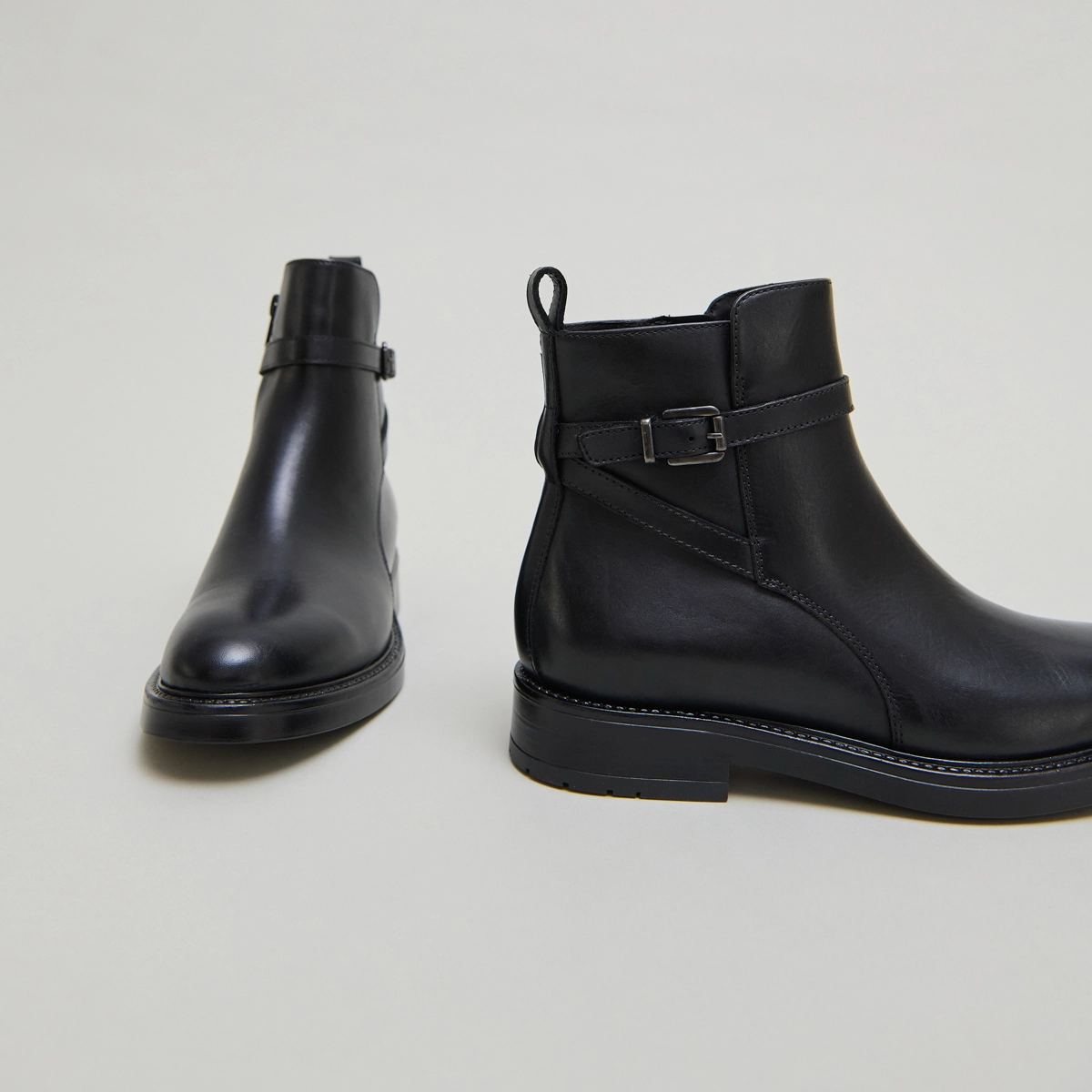 Boots à boucles in black leather | CLEA