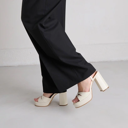 Sandales &agrave; plateformes et talons hauts in ecru shiny leather | justine