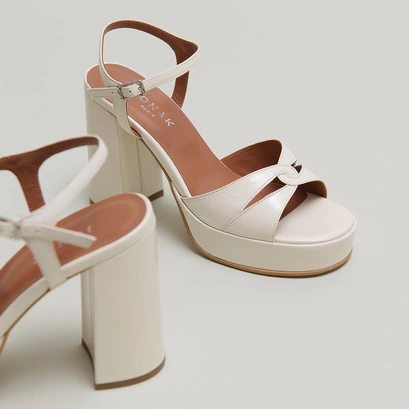 Sandales &agrave; plateformes et talons hauts in ecru shiny leather | justine