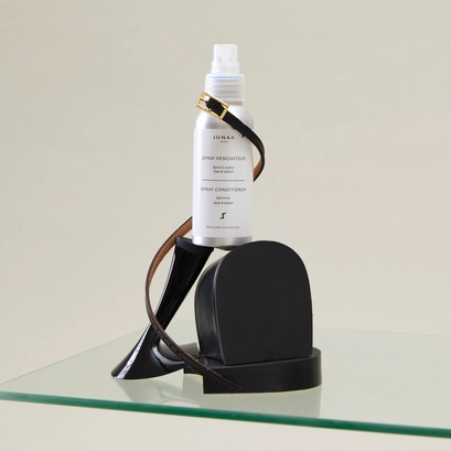 Colorless spray conditioner white