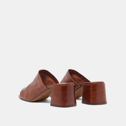 Mules &agrave; talons et bouts ouverts in brown distressed leather | butterfly