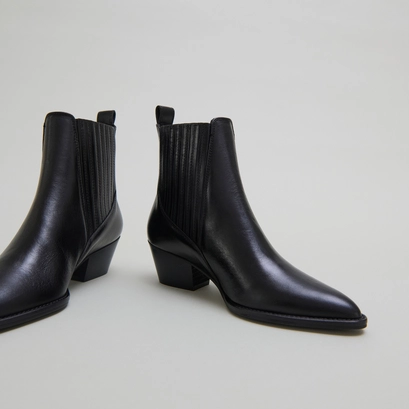 Boots &agrave; petits talons biseaut&eacute;s et &eacute;last... in black leather | bailey