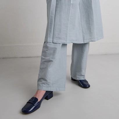 Mocassins &agrave; petits talons in blue pleated patent | bernie