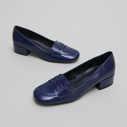 Mocassins &agrave; petits talons in blue pleated patent | bernie