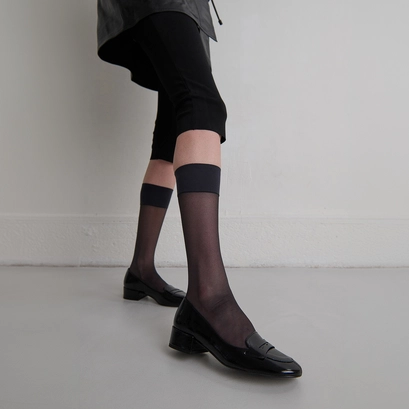 Mocassins &agrave; petits talons in black pleated patent | BERNIE