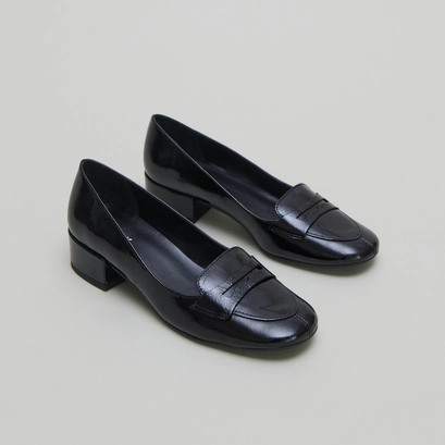 Mocassins &agrave; petits talons in black pleated patent | BERNIE