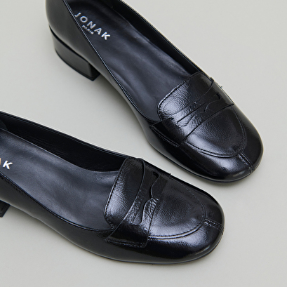 Mocassins &agrave; petits talons in black pleated patent | BERNIE