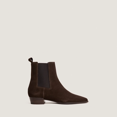 Boots &agrave; l&eacute;gers talons biseaut&eacute;s et bouts pointus in dark brown suede | papaye