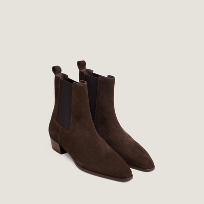 Boots &agrave; l&eacute;gers talons biseaut&eacute;s et bouts pointus in dark brown suede | papaye